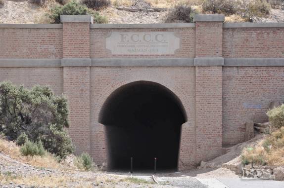 Entrada de antigo túnel ferroviário em Gaiman, cidade de colonização galesa na Patagônia, na Argentina